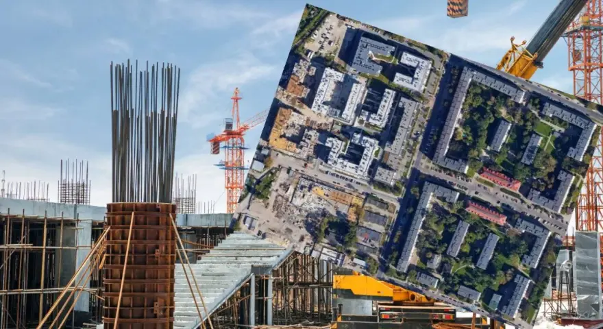 Budowa osiedla z widokiem na stare bloki, symbol patodeweloperki. Dźwigi i zbrojenia kontrastują z ułożonym na niebie zdjęciem lotniczym.