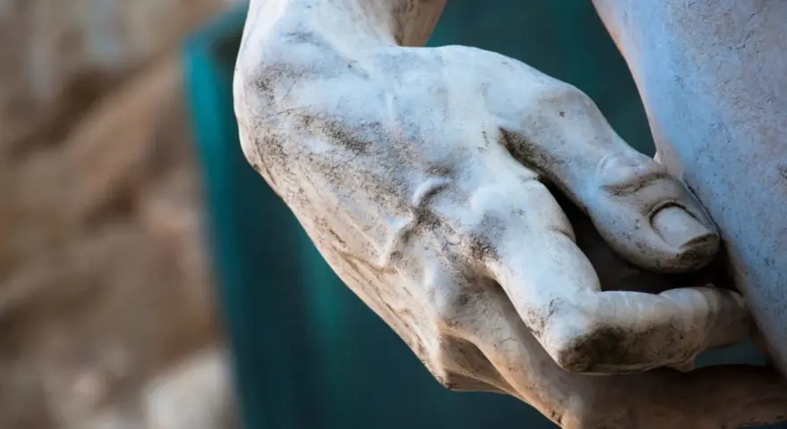 Détail d'une main sculptée, évoquant la puissance et la grâce d'une statue de Michel Ange.