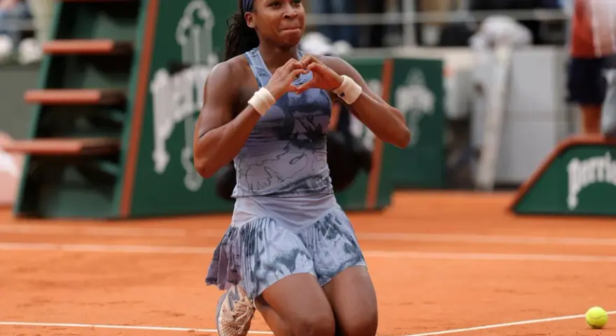Coco Gauff, a joven tenista, celebra en tierra batida, con el corazón en las manos.