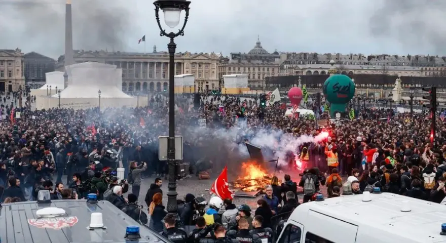 Multitud de personas de Francia protestan en París, con humo y fuego en la plaza de la Concordia.