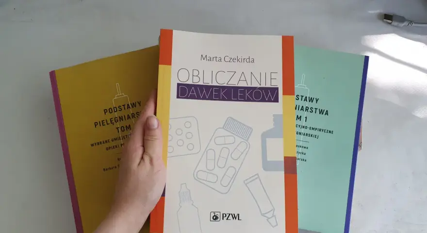 Książki do nauki: "Podstawy pielęgniarstwa", "Obliczanie dawek leków" i "Podstawy pielęgniarstwa" tworzą cenną bibliotekę położnej.