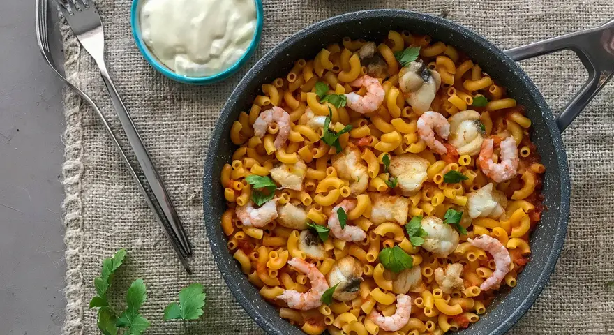 Fideuá con mariscos y pescado, una deliciosa receta para disfrutar.