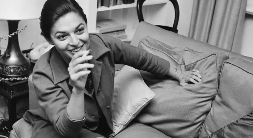 Anne Bancroft sorride con una sigaretta in mano, un'immagine che evoca la sua vivacità, prima che la causa morte la portasse via.