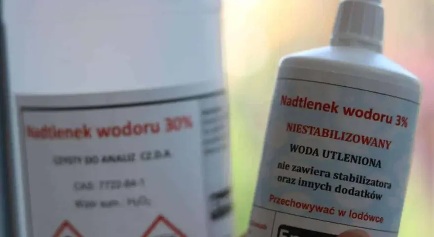 Dwie butelki z nadtlenkiem wodoru. Czy woda utleniona wybiela zęby? Na etykiecie 3% roztwór.