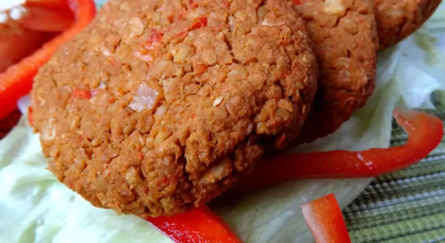 Burger z ciecierzycy: jak zrobić perfekcyjny kotlet, który się nie rozpada?