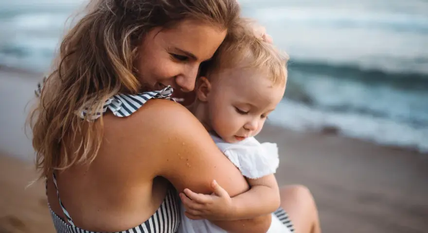 Mama tuli niemowlaka nad polskim morzem. Idealne miejsce, gdzie na wakacje z niemowlakiem w Polsce.