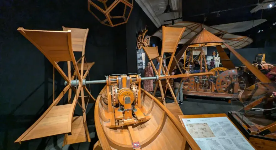 W muzeum Leonarda da Vinci we Florencji podziwiać można drewniane modele jego wynalazków, w tym łodzi z napędem.
