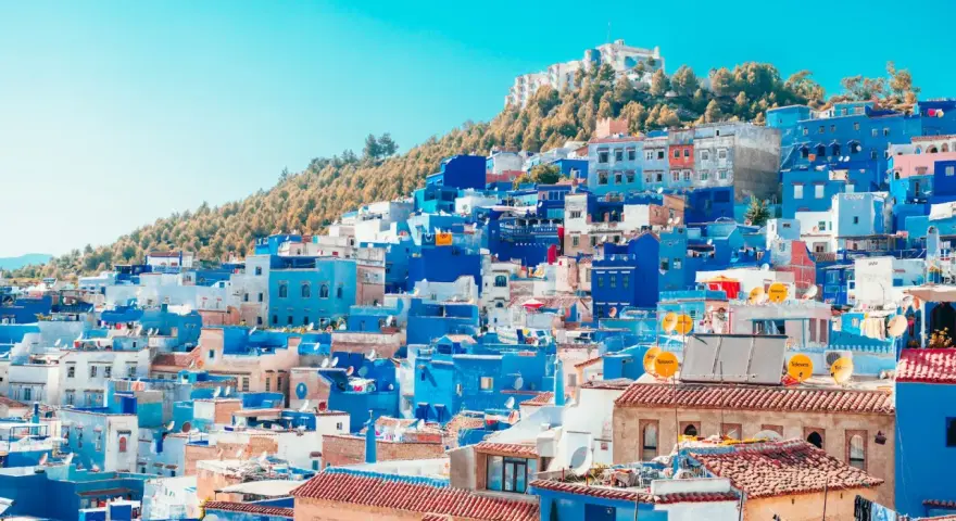 Widok na niebieskie miasto Chefchaouen w Maroku. Turyści czują się tu bezpiecznie, podziwiając architekturę i krajobraz.