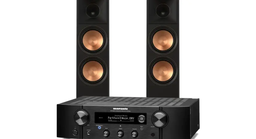 Marantz PM7000N z dwoma czarnymi kolumnami z miedzianymi membranami. Idealny zestaw do słuchania muzyki.