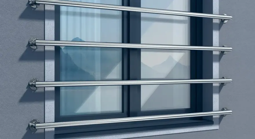 Nowoczesne balkony francuskie z metalowymi poręczami, zapewniające bezpieczeństwo i estetykę.