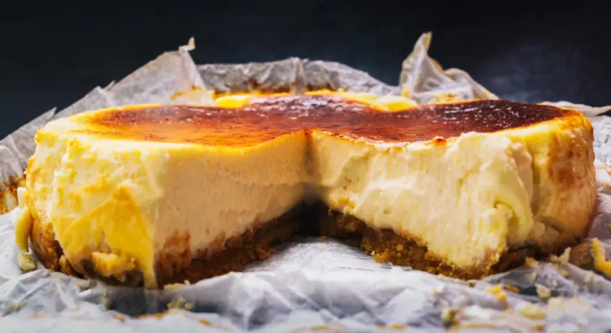Tarta de queso sin horno, con una corteza dorada y un interior cremoso. Perfecta para cualquier ocasión.