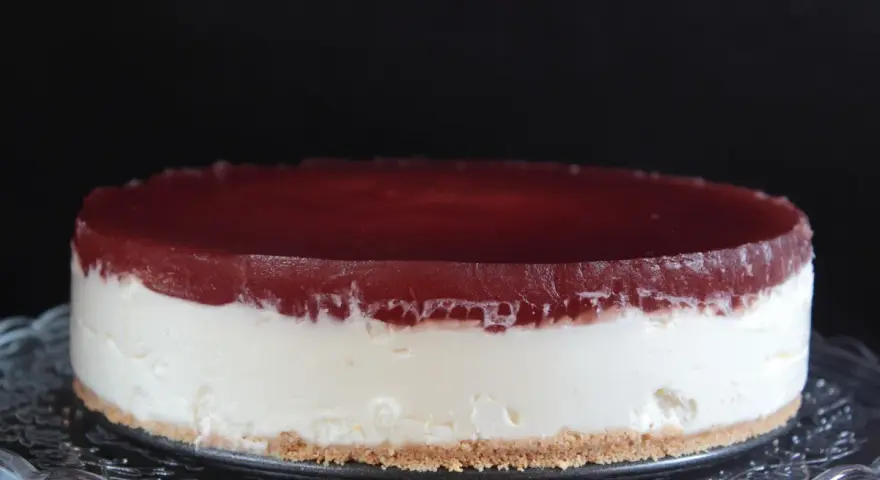 Deliciosa tarta de queso con gelatina de frutos rojos, con una base crujiente de galleta.