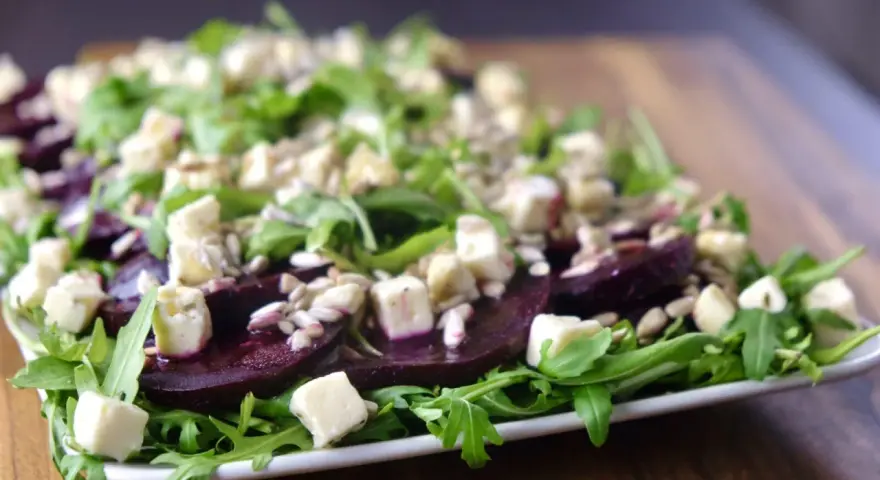 Eleganckie carpaccio z buraka z rukolą, serem feta i pestkami słonecznika.