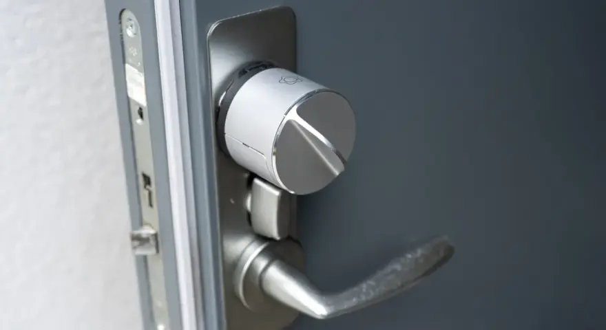 När det är dags att verisure byta batteri på ditt smarta lås, ser du denna moderna silverfärgade enhet på dörren.