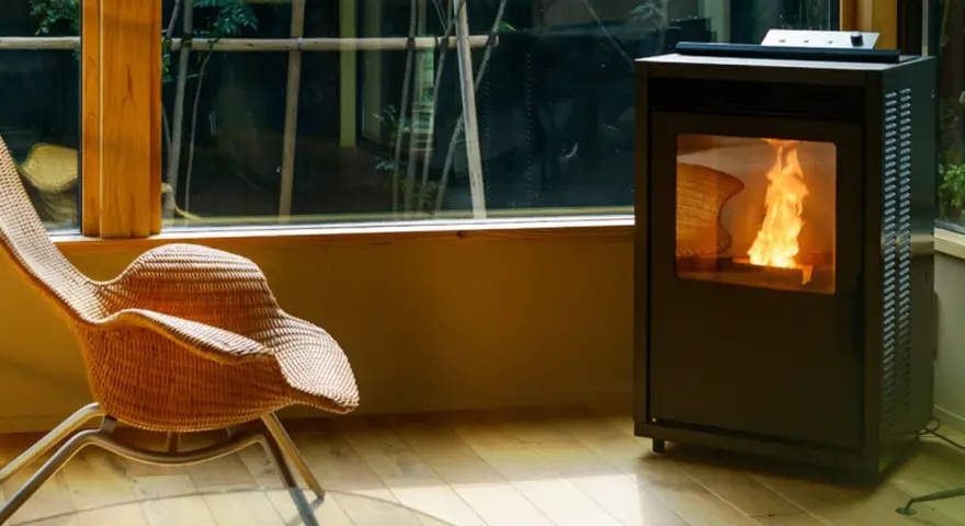 Stufa a pellet moderna con fiamma viva. La sonda ambiente stufa a pellet dove posizionare è fondamentale per un comfort ottimale.