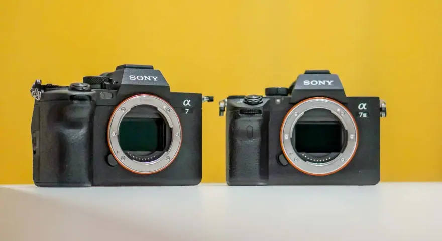 Dwa aparaty Sony Alpha 7, w tym model Sony a7 IIIs, na żółtym tle.