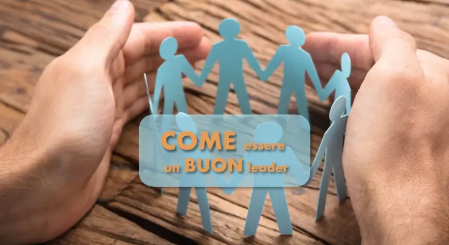 Mani che proteggono figure di carta unite, simboleggiano come delegare un proprio compito ad altri sia fondamentale per un buon leader.