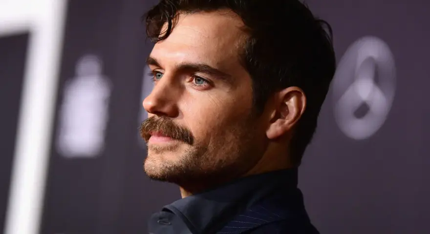 Hombre con barba y bigote, un ejemplo de cómo dejarse bigote con estilo.