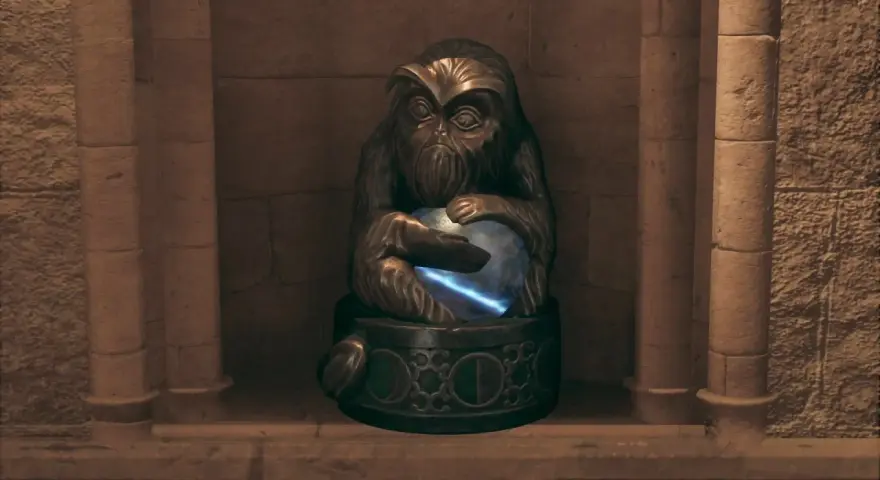 Estatua de un demiguise en Hogwarts, sosteniendo una esfera brillante.