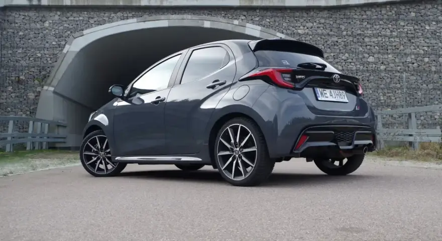 Szary Toyota Yaris GR Sport, zgrabny tył, sportowe felgi. Wiele pozytywnych toyota yaris opinie o tym modelu.