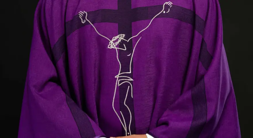 Fioletowa szata liturgiczna z haftowanym krzyżem i postacią Chrystusa. Może być używana podczas nabożeństw, gdzie śpiewane są popularne pieśni maryjne.