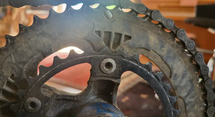 När kedjan hoppar av cykeln kan det se ut så här, med smutsiga kugghjul och en sliten kedja.