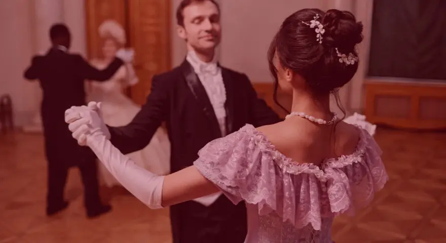 Elegancka para tańczy walc angielski na balu. Ona w pastelowej sukni, on w fraku.