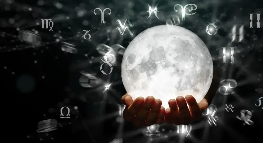 Dłonie trzymające jasną pełnię księżyca, otoczone symbolami zodiaku. To może być zapowiedź magicznej pełni marzec 2026.