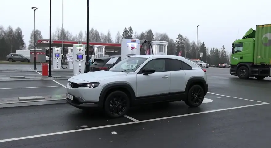 Biała Mazda MX-30 na stacji ładowania Ionity. Zastanawiasz się nad jej zasięg? To idealne miejsce, by sprawdzić!