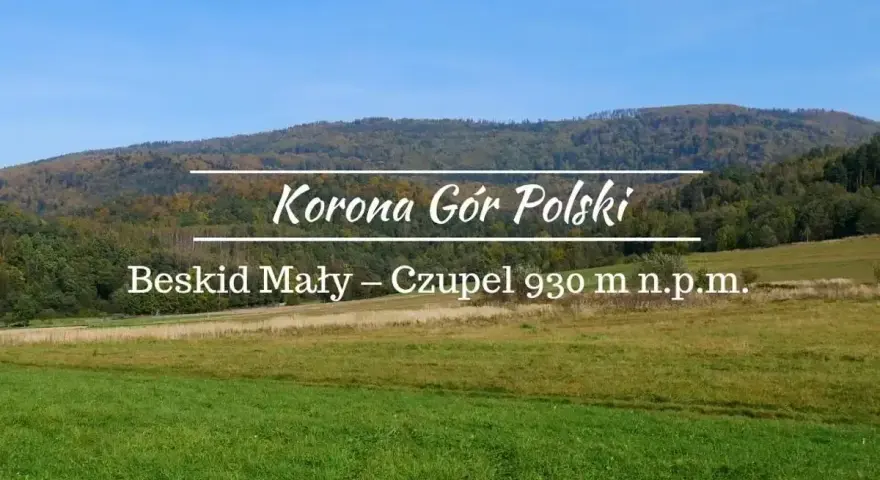 Beskid Mały – Czupel 930 m n.p.m. to najkrótszy szlak Korony Gór Polski. Zielone łąki i jesienne lasy pod błękitnym niebem.
