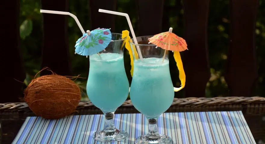 Drinki z parasolką: 8 przepisów, triki barmana i DIY na lato!