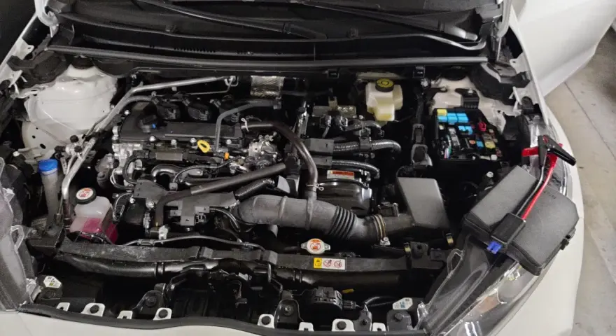 Silnik Toyoty Yaris Hybrid. Akumulator 12V znajduje się pod maską, po prawej stronie, za skrzynką bezpieczników.