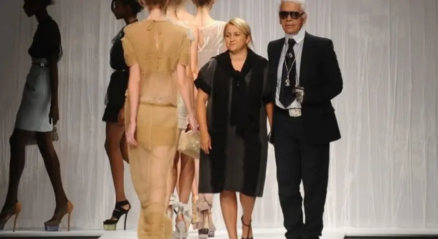 Sfilata di moda con modelle e Karl Lagerfeld. Fendi è italiana, un'icona di stile.