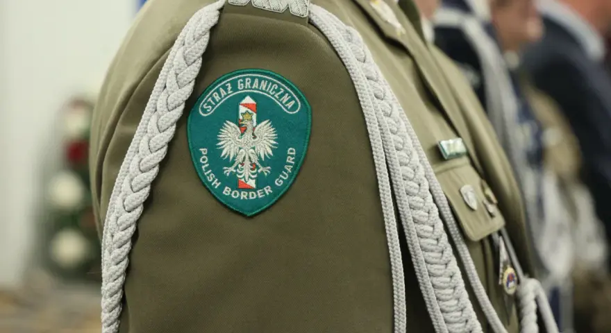 Emblemat "Straż Graniczna Polish Border Guard" na mundurze. Służba w straży granicznej to odpowiedzialność.