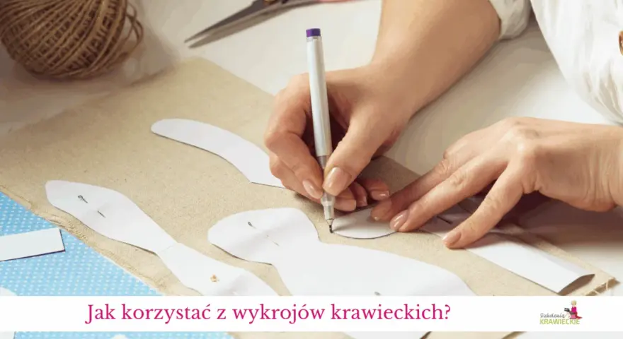 Rysowanie na tkaninie przy użyciu szablonu krawieckiego.