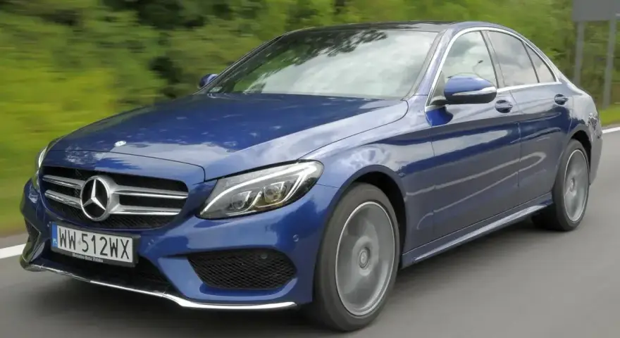 Niebieski Mercedes W205 1.6 diesel w ruchu. Zastanawiasz się nad jego usterkami?