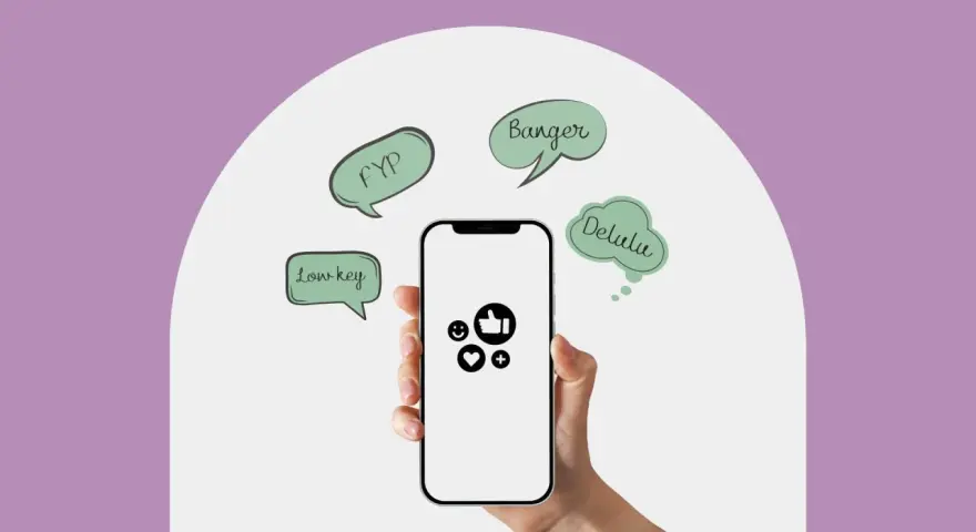 En hand håller en mobil med sociala medie-ikoner. Runt mobilen finns pratbubblor med ord som "FYP", "Banger", "Delulu" och "Low key", som är exempel på ungdomsspråk och slang.