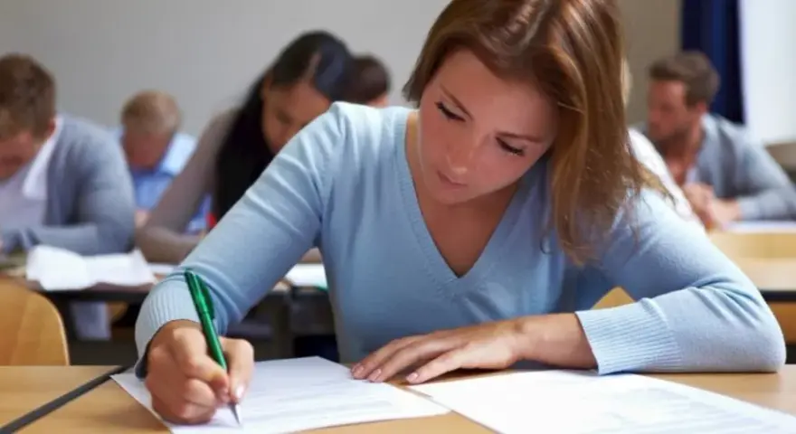 Ausbildung und Abitur gleichzeitig: So gelingt der Doppelweg zum Erfolg