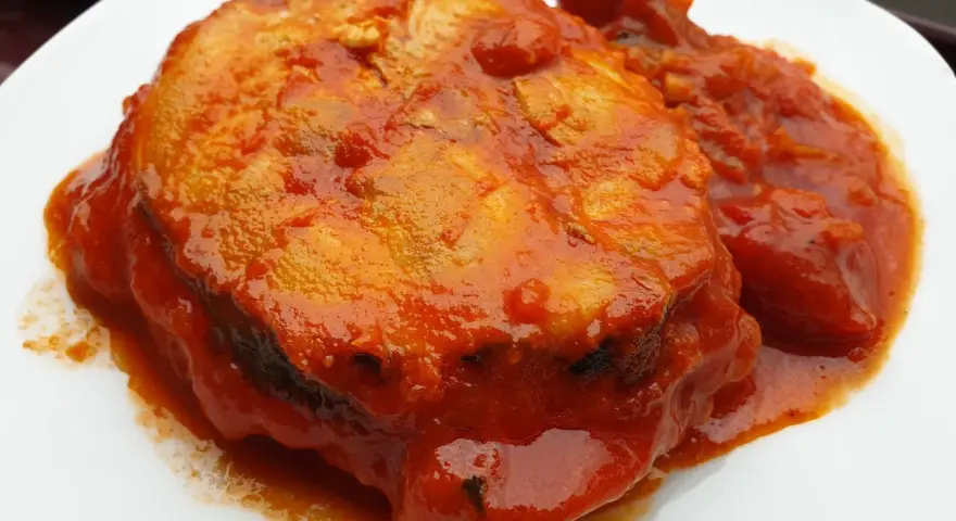 Bonito en salsa de tomate, un plato casero que huele delicioso.