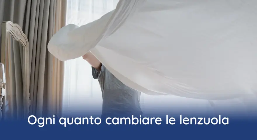 Persona che cambia le lenzuola, un gesto di cura per capire ogni quanto cambiare le lenzuola e mantenere un ambiente fresco e igienico.