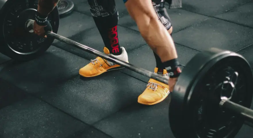 Połącz CrossFit i siłownię: Maksymalizuj wyniki, unikaj przetrenowania