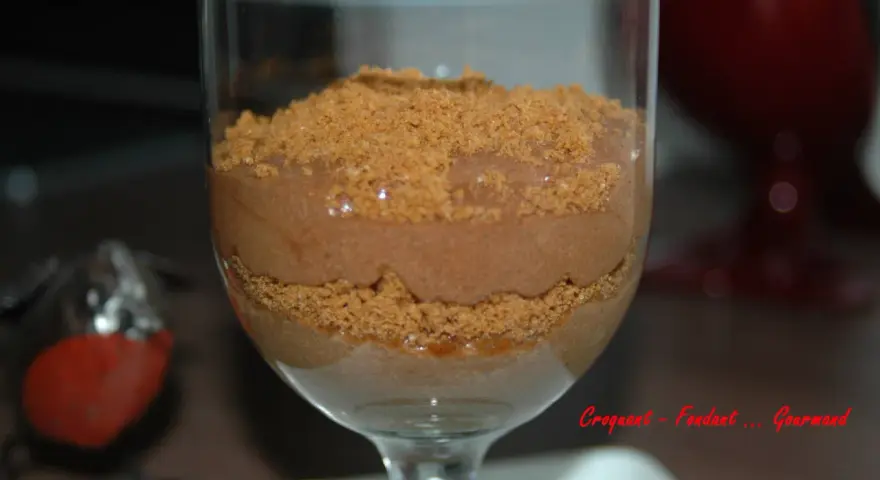 Délicieuse mousse au chocolat speculoos, superposée avec des miettes de biscuits pour un contraste croquant et fondant.