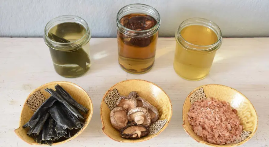 Składniki do dashi: suszone wodorosty kombu, grzyby shiitake i płatki bonito. Idealne do przygotowania wywaru.
