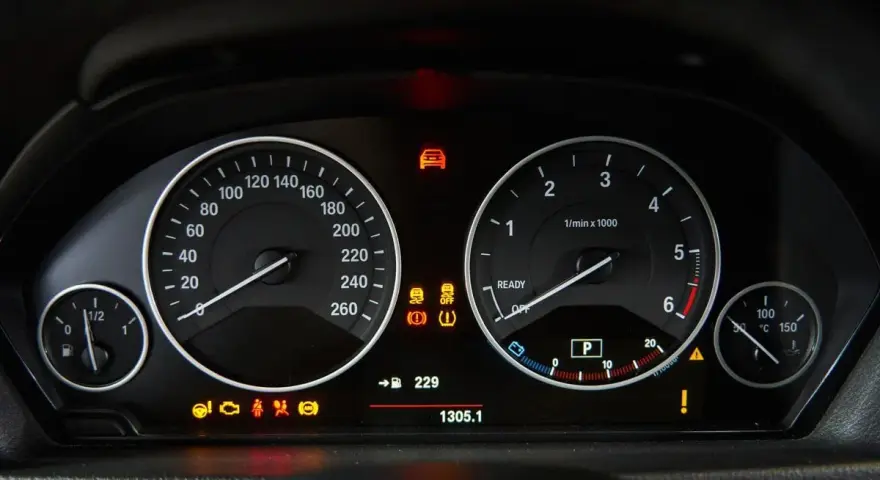 Cruscotto auto con spie accese, tra cui quella della pressione gomme a caldo o freddo.