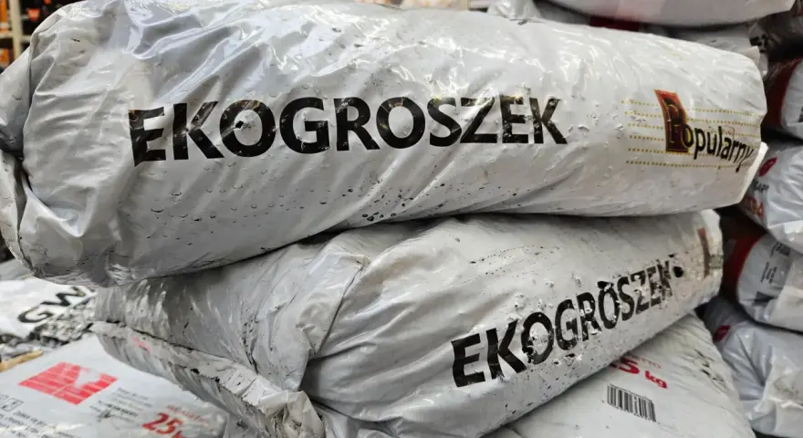 Stos worków z napisem Eko Groszek. Sprawdź aktualną eko groszek cena i wybierz najlepszą ofertę.