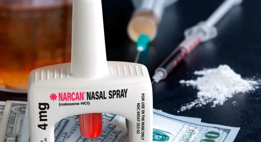 Nasalny spray nalokson, strzykawki z substancją, biały proszek i banknoty dolarowe.