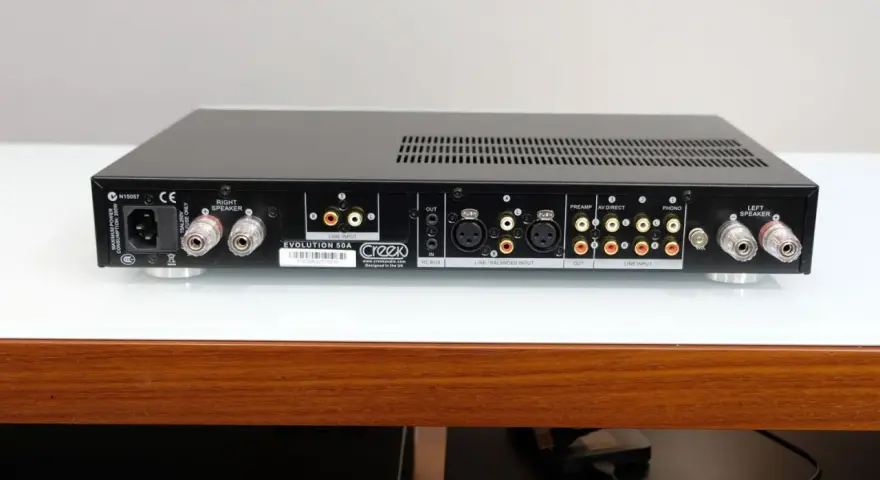 Tylna ścianka wzmacniacza Creek Evolution 50A z licznymi złączami: głośnikowymi, RCA, XLR i zasilania.