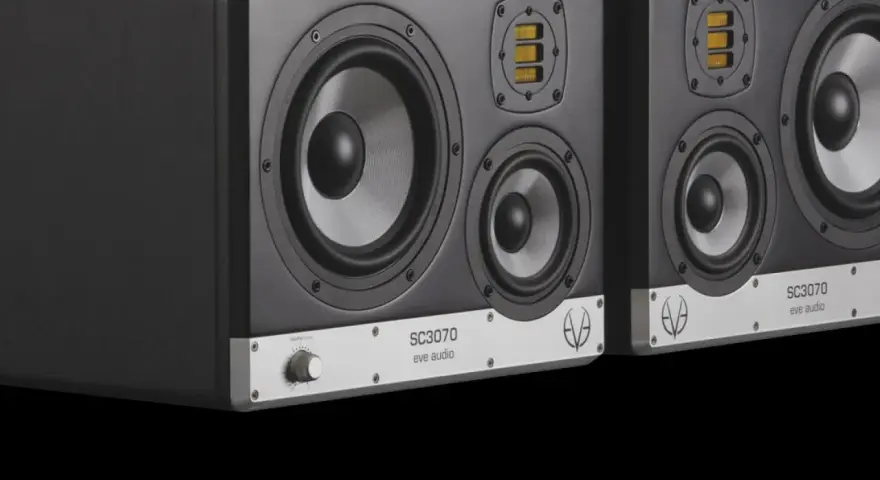 Dwa monitory studyjne EVE Audio SC307 z trzema przetwornikami każdy, idealne do precyzyjnego miksowania.