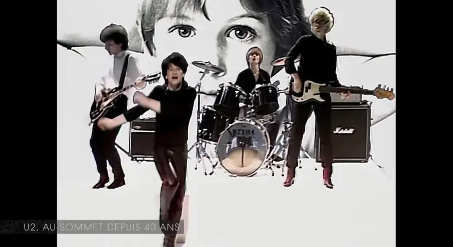 Le groupe rock irlandais U2, icône des années 80, en pleine performance.