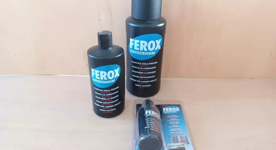 Flaconi e blister di Ferox convertruggine, prodotto che si usa per bloccare la corrosione e trasformare la ruggine.